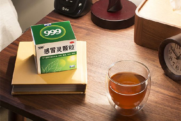 999感冒靈顆粒和布洛芬能一起吃嗎 999感冒靈顆?？梢院桶⒛髁帜z囊一起吃嗎