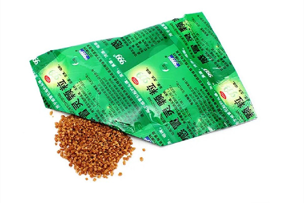 999感冒靈顆粒對(duì)喉嚨痛有用嗎 999感冒靈顆?？梢跃徑饪人詥?></p><h3>999感冒靈顆?？梢跃徑饪人詥?/h3><p>999感冒靈顆?？梢灾委煾忻耙鸬目人?，它主要的作用是清熱、解毒、鎮(zhèn)痛，常用于治療感冒引起的頭痛、發(fā)熱、鼻塞、流鼻涕、咽喉腫痛?？人允菣C(jī)體的一個(gè)自主防御機(jī)制，上呼吸道粘膜炎癥感染會(huì)導(dǎo)致分泌物增多，影響了呼吸道的通暢，就會(huì)刺激機(jī)體引起咳嗽反應(yīng)，產(chǎn)生咳嗽的動(dòng)作，所以只要是上呼吸道感染引起的咳嗽，999感冒靈都有一定療效。</p><p style=