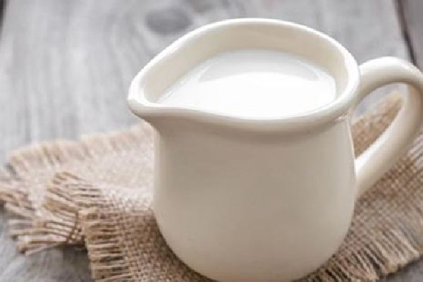 全脂牛奶結(jié)塊是正?，F(xiàn)象嗎 全脂牛奶結(jié)塊可以喝嗎