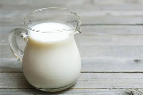 全脂牛奶結(jié)塊是正?，F(xiàn)象嗎 全脂牛奶結(jié)塊可以喝嗎