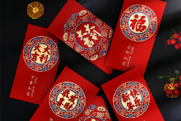 女子帶貓回家過年貓收到千元紅包 過年紅包都是什么時(shí)候給